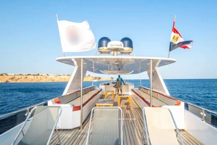 Mer, amour et soleil : une journée riche en émotions à bord d'un yacht à moteur