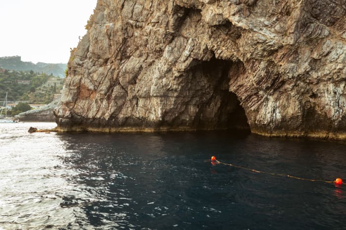Découverte de la côte de Taormina et plongée avec tuba

Excursion privée et personnalisée à travers des eaux cristallines, des baies et des grottes secrètes avec vue sur l'Etna.
