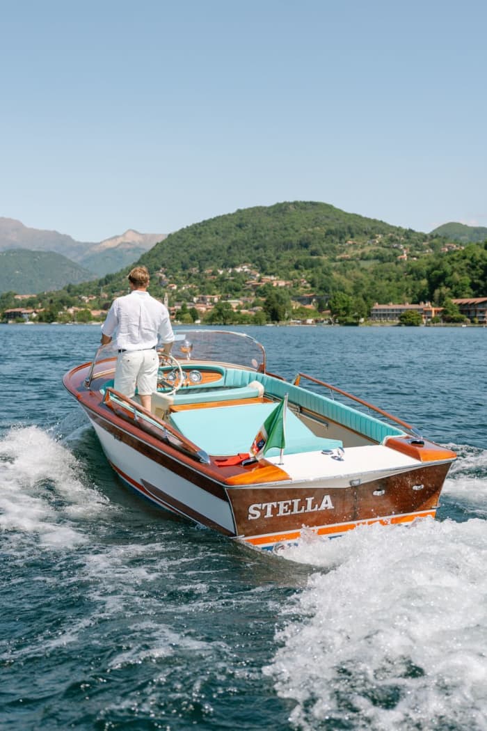 Experiência elegante de 2 horas no Lago Orta a bordo do clássico Riva Junior