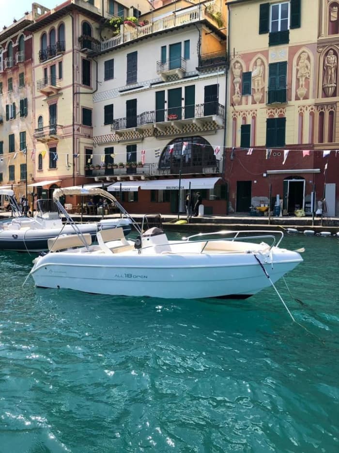 Njut av 9 timmar på en motorbåt i Rapallo
