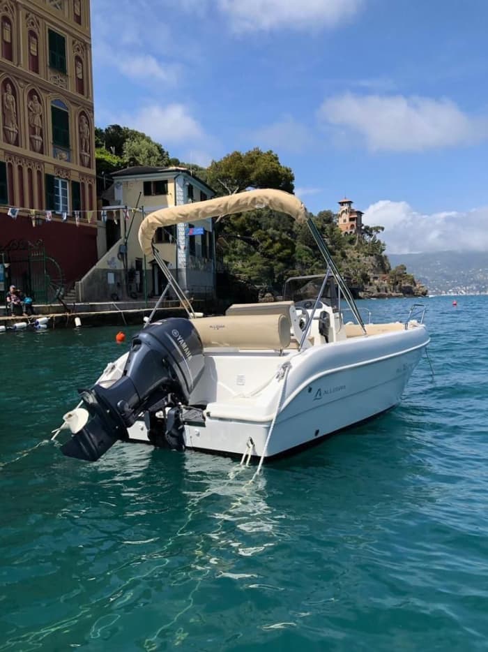 Njut av 9 timmar på en motorbåt i Rapallo
