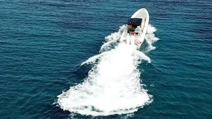 Blanc, bleu et divin : une journée complète sur un bateau à moteur