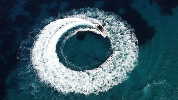Blanc, bleu et divin : une journée complète sur un bateau à moteur