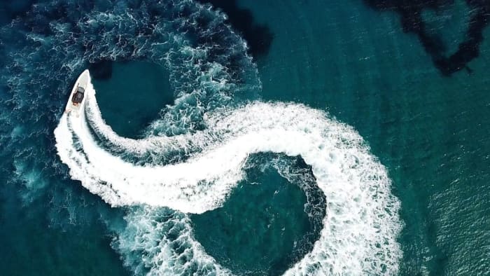 Blanc, bleu et divin : une journée complète sur un bateau à moteur