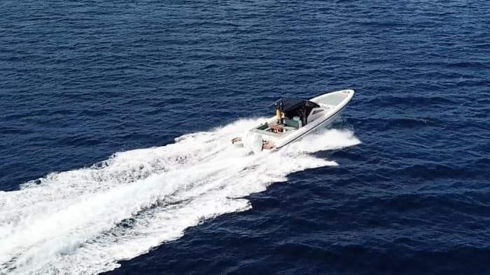 Blanc, bleu et divin : une journée complète sur un bateau à moteur