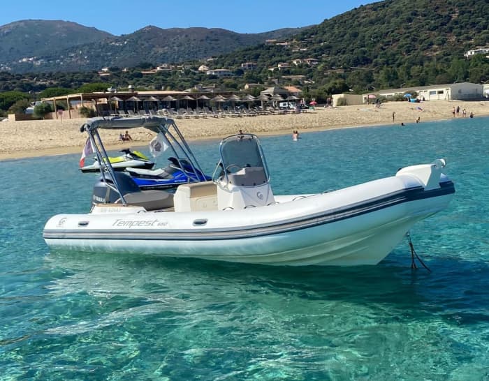 Tómese medio día para relajarse en una lancha motora en L'Île-Rousse.