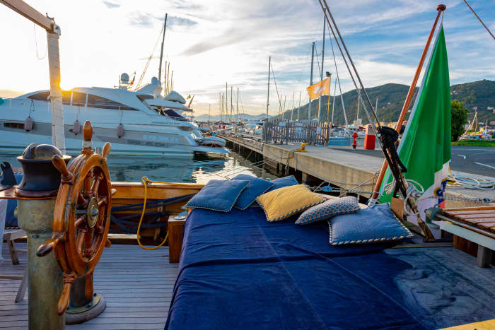 Red Rocks and the Bay of Silence: A Relaxing Day on a Gulet