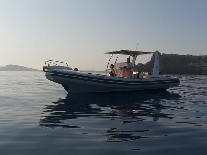 Vier uur durende ochtendtocht op zee vanuit Fornells: peddelen, snorkelen en lokale specialiteiten proeven
(BRANDSTOF INBEGREPEN)
€20 extra per passagier vanaf de zesde passagier.