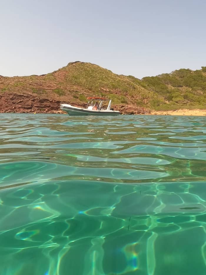 Vier uur durende ochtendtocht op zee vanuit Fornells: peddelen, snorkelen en lokale specialiteiten proeven
(BRANDSTOF INBEGREPEN)
€20 extra per passagier vanaf de zesde passagier.