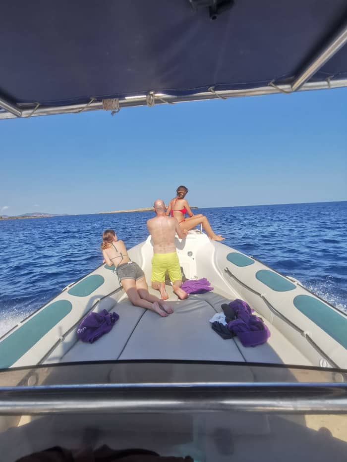 Vier uur durende ochtendtocht op zee vanuit Fornells: peddelen, snorkelen en lokale specialiteiten proeven
(BRANDSTOF INBEGREPEN)
€20 extra per passagier vanaf de zesde passagier.