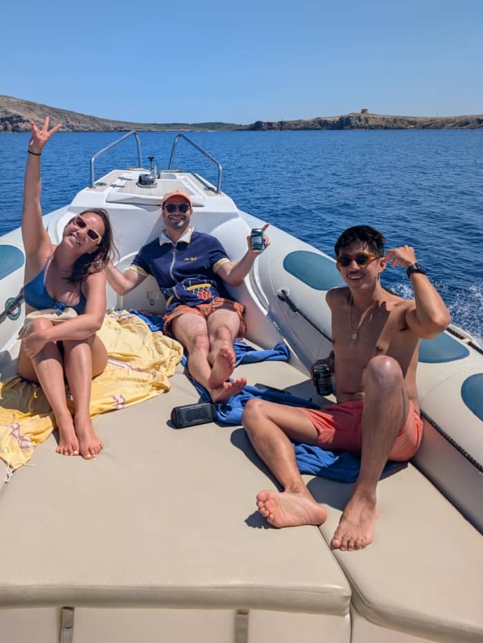 Vier uur durende ochtendtocht op zee vanuit Fornells: peddelen, snorkelen en lokale specialiteiten proeven
(BRANDSTOF INBEGREPEN)
€20 extra per passagier vanaf de zesde passagier.