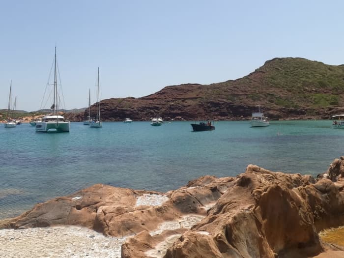 Escursione pomeridiana di 4 ore al mare da Fornells: pagaiata, snorkeling e degustazione di sapori locali
(CARBURANTE INCLUSO)
20 € in più a passeggero a partire dal sesto passeggero.
