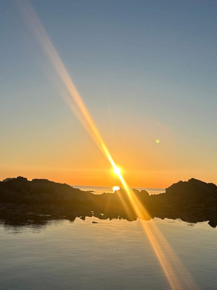 Two hours of sunset cruise departing from the port of Fornells.

Gasoline included.