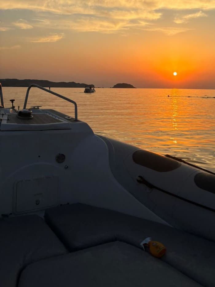 Two hours of sunset cruise departing from the port of Fornells.

Gasoline included.