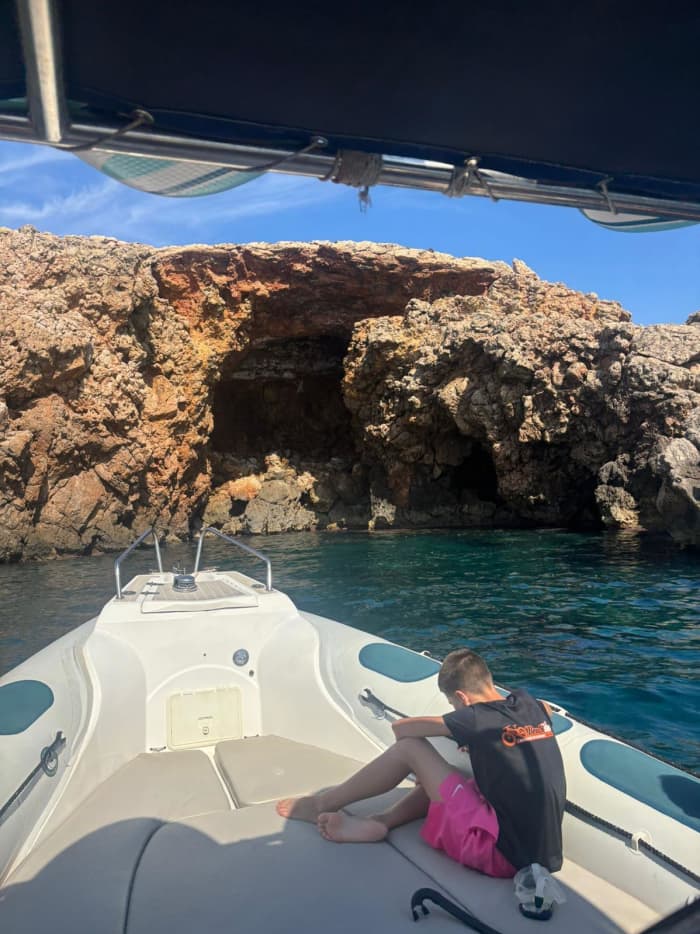 Vier uur durende ochtendtocht op zee vanuit Fornells: peddelen, snorkelen en lokale specialiteiten proeven
(BRANDSTOF INBEGREPEN)
€20 extra per passagier vanaf de zesde passagier.