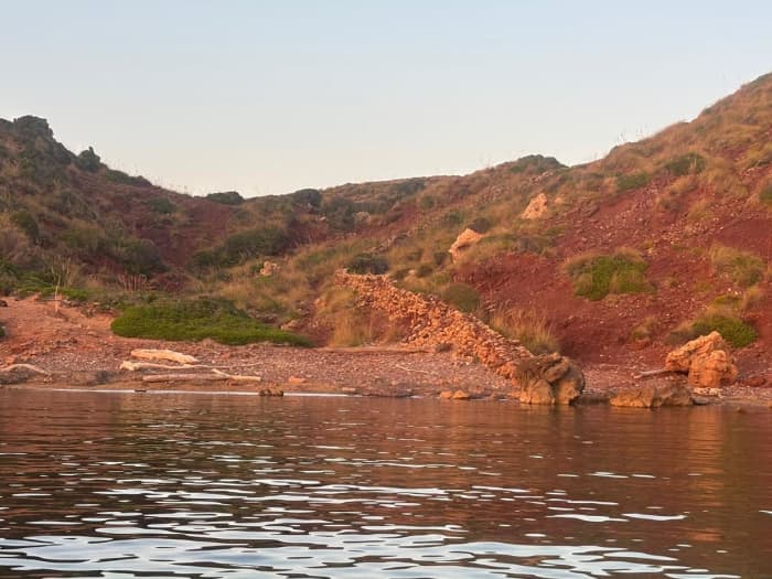 Vier uur durende ochtendtocht op zee vanuit Fornells: peddelen, snorkelen en lokale specialiteiten proeven
(BRANDSTOF INBEGREPEN)
€20 extra per passagier vanaf de zesde passagier.