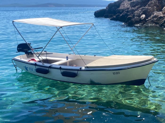 Verken de verborgen baaien van Bol per motorboot.