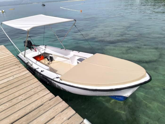 Verken de verborgen baaien van Bol per motorboot.