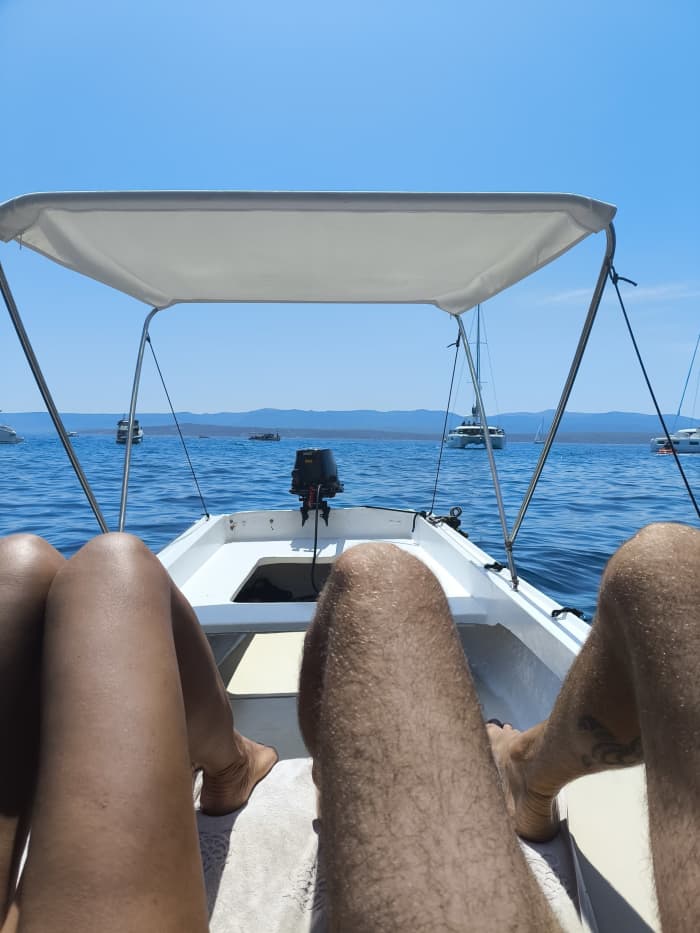 Verken de verborgen baaien van Bol per motorboot.