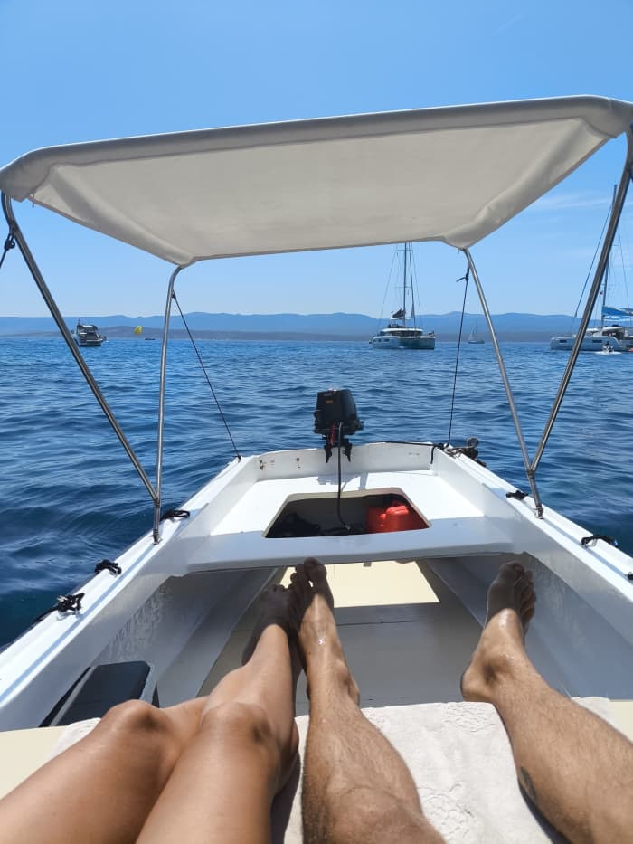 Verken de verborgen baaien van Bol per motorboot.