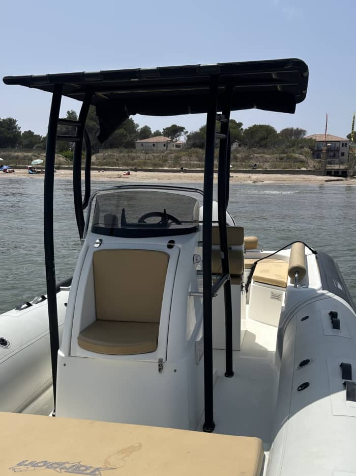 Zee, liefde en zon: een dag vol emoties op een motorboot.