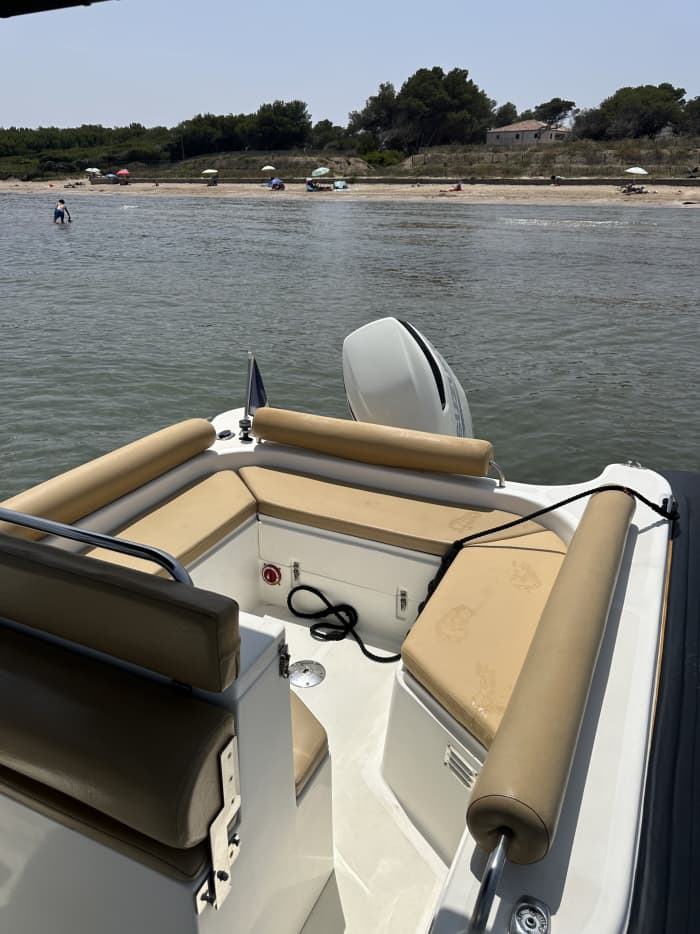 Zee, liefde en zon: een dag vol emoties op een motorboot.