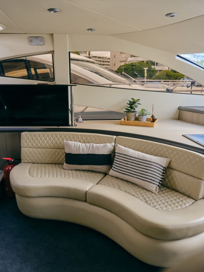 Offrez-vous une journée de luxe à Ibiza en yacht à moteur.