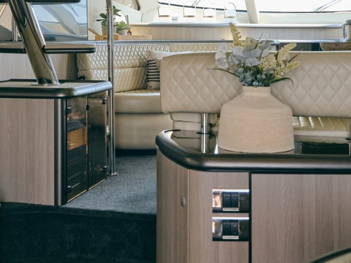 Offrez-vous une journée de luxe à Ibiza en yacht à moteur.