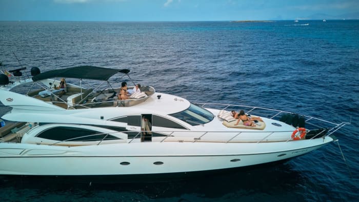 Offrez-vous une journée de luxe à Ibiza en yacht à moteur.