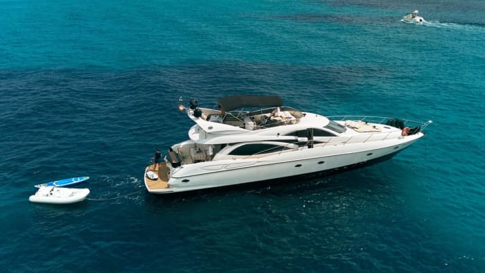 Offrez-vous une journée de luxe à Ibiza en yacht à moteur.