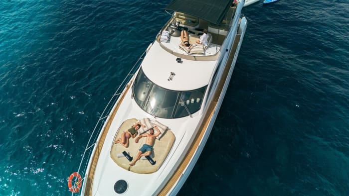Offrez-vous une journée de luxe à Ibiza en yacht à moteur.