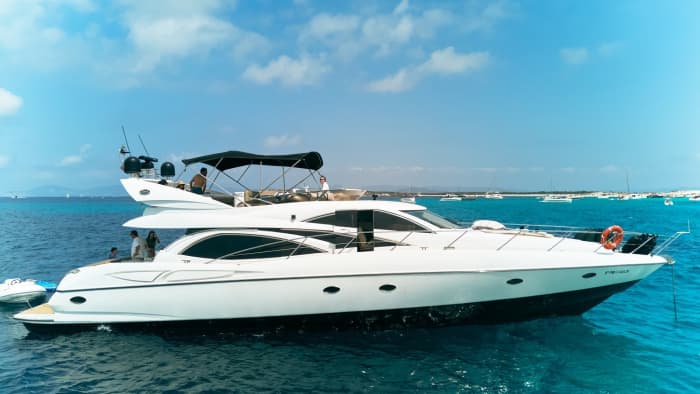 Offrez-vous une journée de luxe à Ibiza en yacht à moteur.