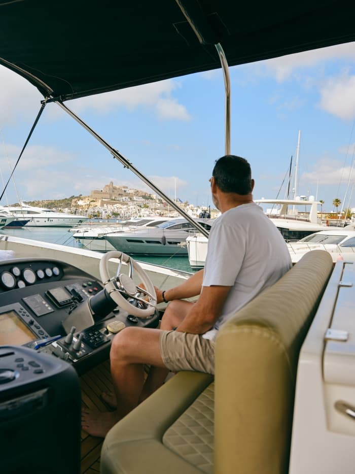 Offrez-vous une journée de luxe à Ibiza en yacht à moteur.