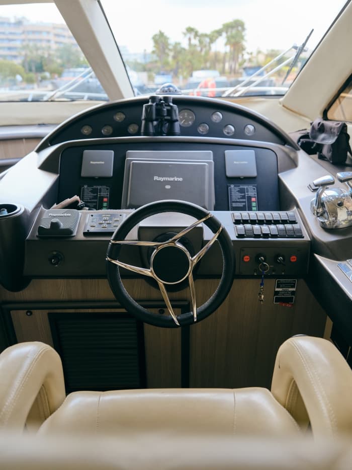 Offrez-vous une journée de luxe à Ibiza en yacht à moteur.
