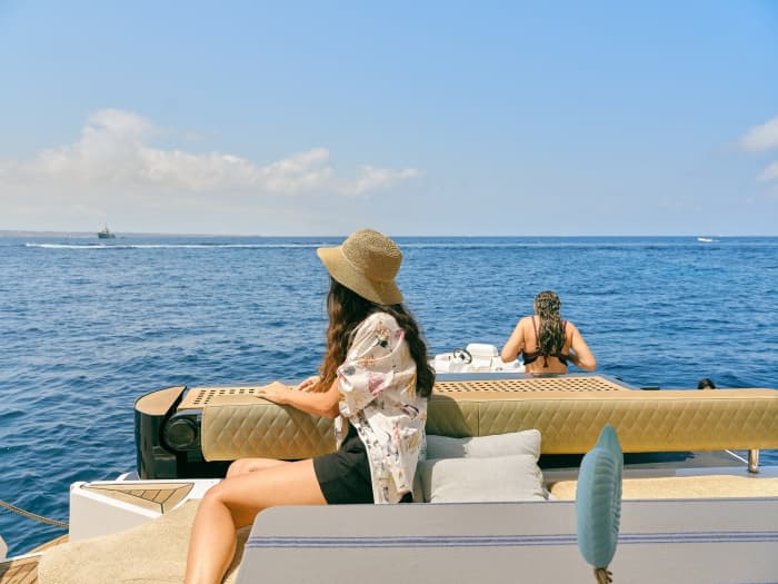 Offrez-vous une journée de luxe à Ibiza en yacht à moteur.