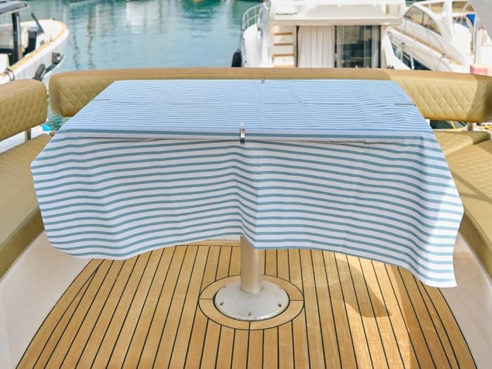 Offrez-vous une journée de luxe à Ibiza en yacht à moteur.