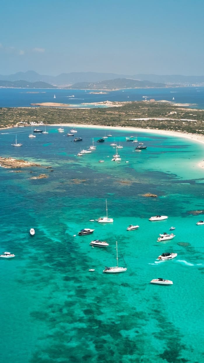Offrez-vous une journée de luxe à Ibiza en yacht à moteur.