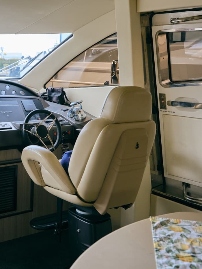 Offrez-vous une journée de luxe à Ibiza en yacht à moteur.