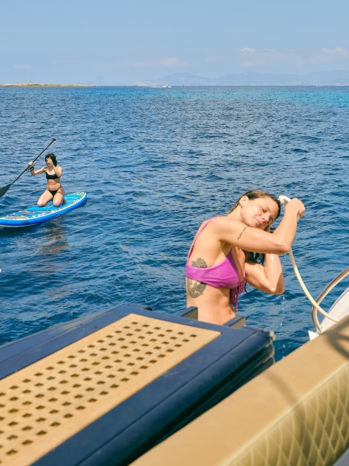 Offrez-vous une journée de luxe à Ibiza en yacht à moteur.
