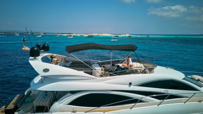Offrez-vous une journée de luxe à Ibiza en yacht à moteur.