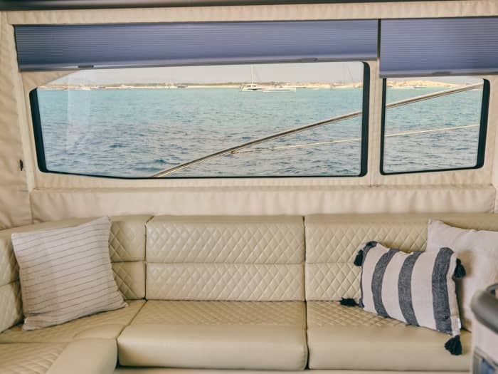 Offrez-vous une journée de luxe à Ibiza en yacht à moteur.