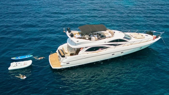 Offrez-vous une journée de luxe à Ibiza en yacht à moteur.