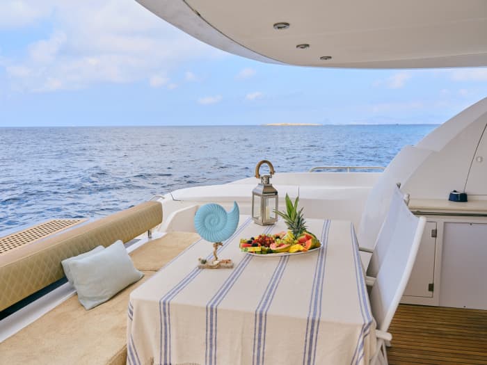 Offrez-vous une journée de luxe à Ibiza en yacht à moteur.