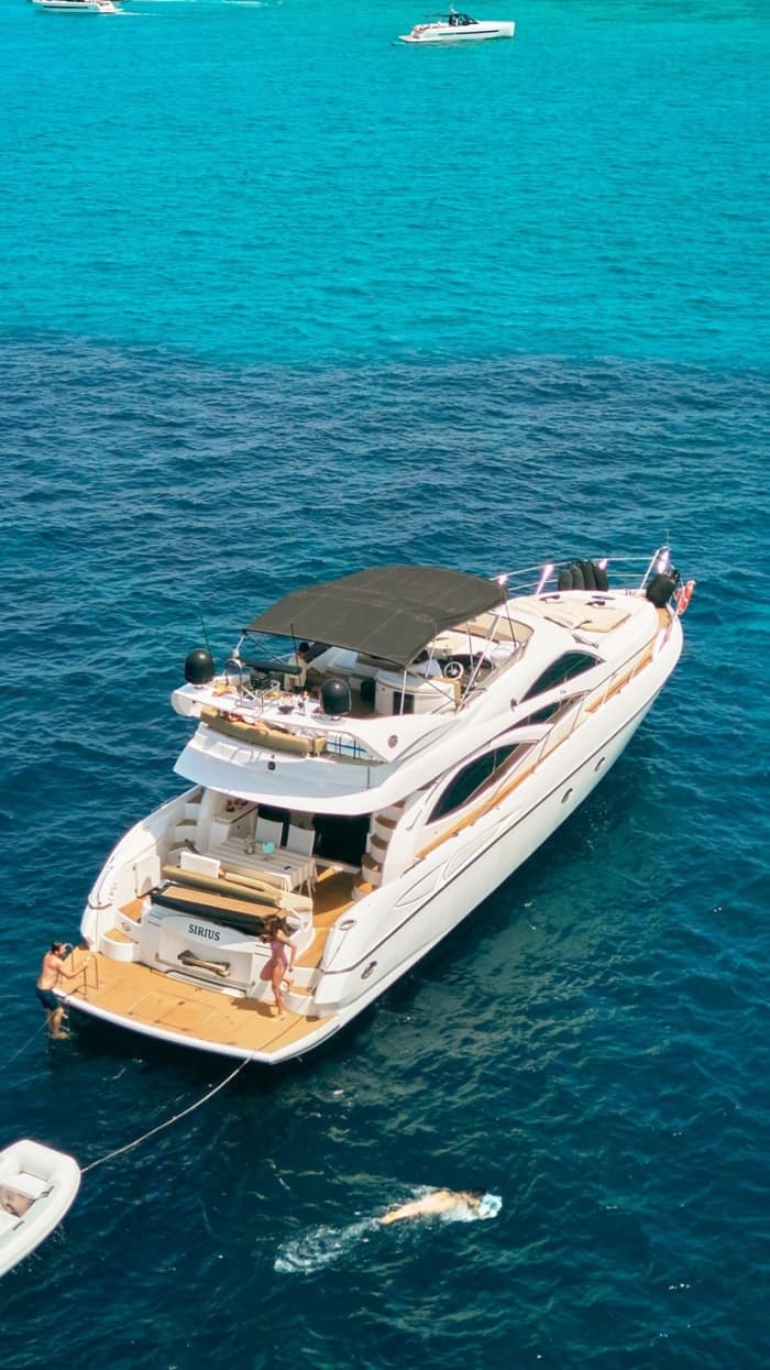 Offrez-vous une journée de luxe à Ibiza en yacht à moteur.