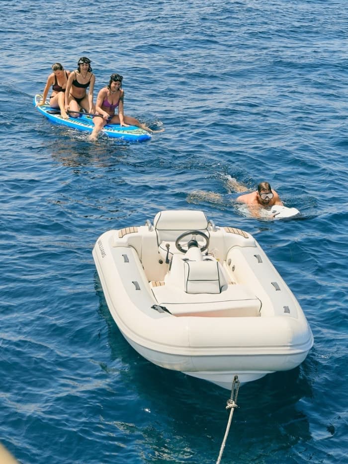 Offrez-vous une journée de luxe à Ibiza en yacht à moteur.