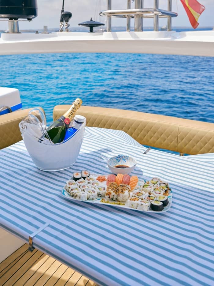 Offrez-vous une journée de luxe à Ibiza en yacht à moteur.