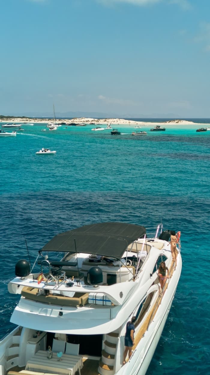 Offrez-vous une journée de luxe à Ibiza en yacht à moteur.