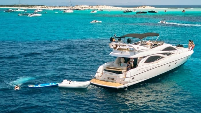 Offrez-vous une journée de luxe à Ibiza en yacht à moteur.