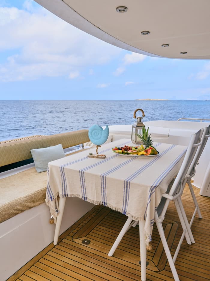 Offrez-vous une journée de luxe à Ibiza en yacht à moteur.