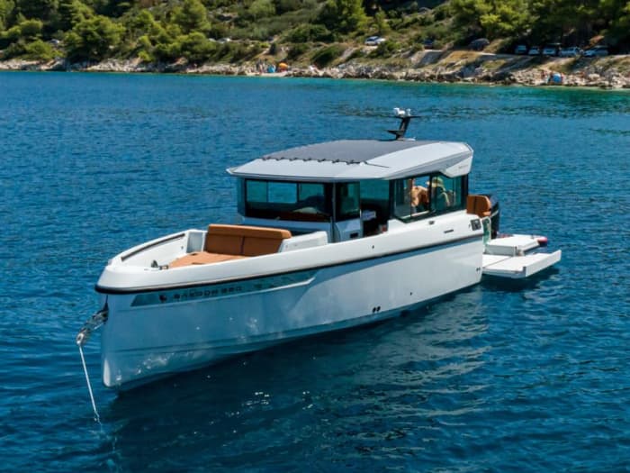 Crucero de día completo por las islas de Zadar en el Saxdor 320 GTC: explora, nada y relájate